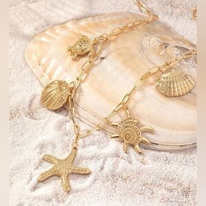 NWT Gorgeous Gold Sea Life Necklace with Shell Starfish, Seashell & Turtle Charm